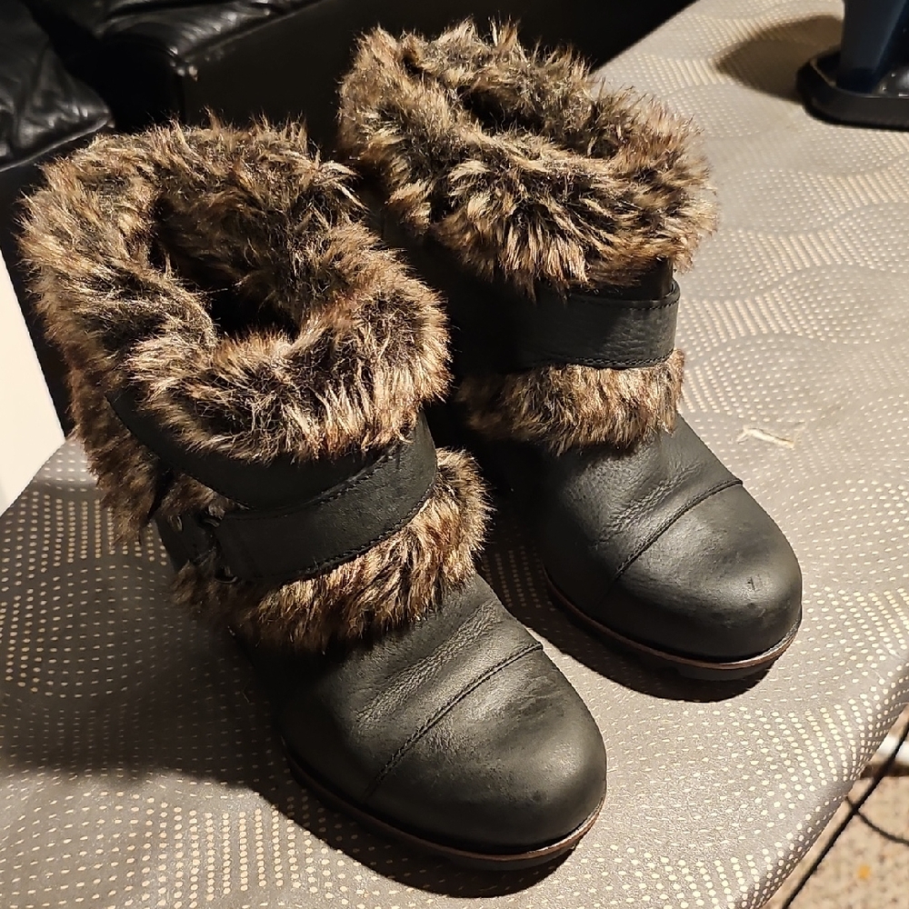 Sorel Joan of Arctic wedge ankle boots...very good....size 7..free shipg